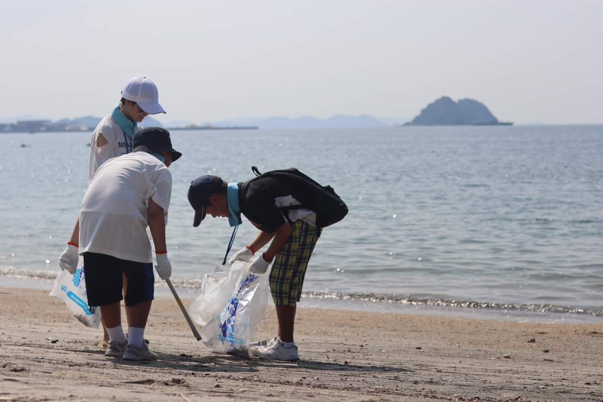 海岸漂着物でつくるクラフトアート体験イベントを実施。9名の小学生による力作が並びました！イメージ